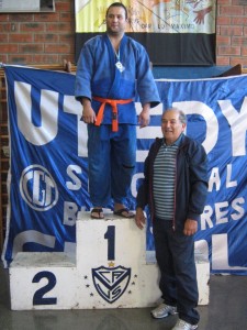 Gustavo Raising en lo más alto del podio el Mtro. Guillermo Della Logia entregó la medalla. 