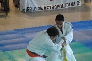 Rodrigo Lezcano (ARAJ) en plena lucha con Martín Tedesco.