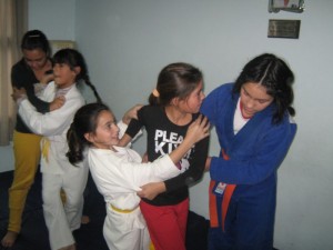 Rosario Torres ayudando a las más pequeñas.