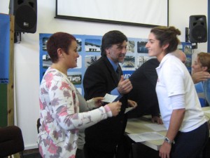 Ana Fernández recibe la Beca del EMDeR.