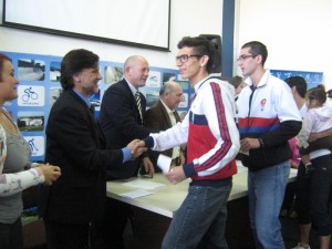 Leandro García,Fernando García y Rocío Boudy reciben las Becas.