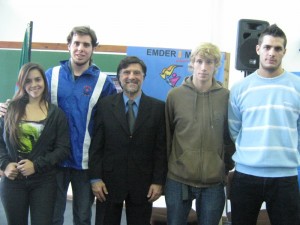 Los becados de Judo y lucha con el Profesor Jorge Juri .