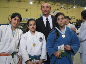 Cinthya Almada y Lara Amure con el Prof. Ariel Alvarez.