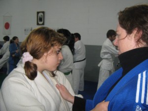 Camila Amure(Izq.) y la Profesora Lorena Tonello (Der.) en plena actividad en Tachi Waza.