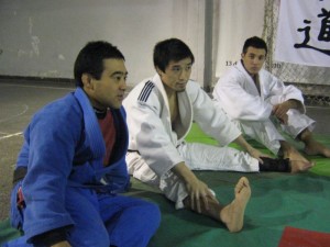 A.Maemori , A. Araki y K.Juri atentos a las instrucciones.