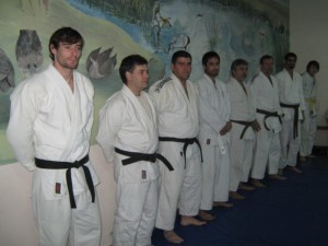 Judokas atentos a las técnicas de Ashi Waza.