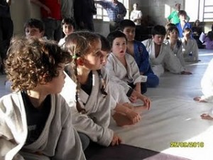 Los más chicos  a la espera en el tatami. 