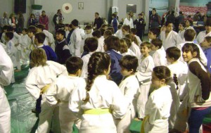 Los judokitas de Escuelita listos para comenzar al Medio Dia.