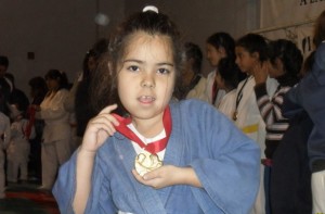 La judokita  Azul Aimeé Martínez Suárez con su medalla de Escuelita.