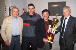 A.Elisii y P.Elisii entregan a J.Juri el Trofeo de la Copa Kawakita 2011 con eloos el Mtro.A.Gallina.