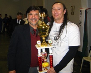 El Prof. Jorge Juri le entrega la réplica del Trofeo de la Copa M.Kawakita 2011 al Prof. Ariel Alvarez.