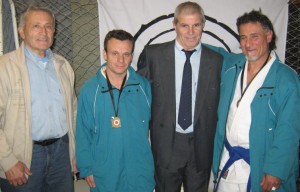 Los Judokas de Chivilcoy(Dojo Hiroshi Wada) Gastón Berques y Carlos Ruscio con los Mtros. A.Elisii y A. Gallina.