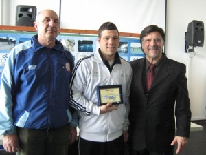 Francisco Nievas con su entrenador el Prof. Roberto Farah y con Jorge Juri del Consejo Asesor del EMDeR.