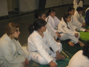 Judokas siguen atentamente el desarrollo de técnicas.
