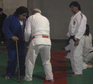 El Mtro.A.Gallina  entrega el Cinturón Azul a Mario Arrupe de Judo adaptado. 