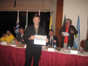 El Mtro. Jorge Juri (Judo) con su distinción de la Revista Tiempo Record.